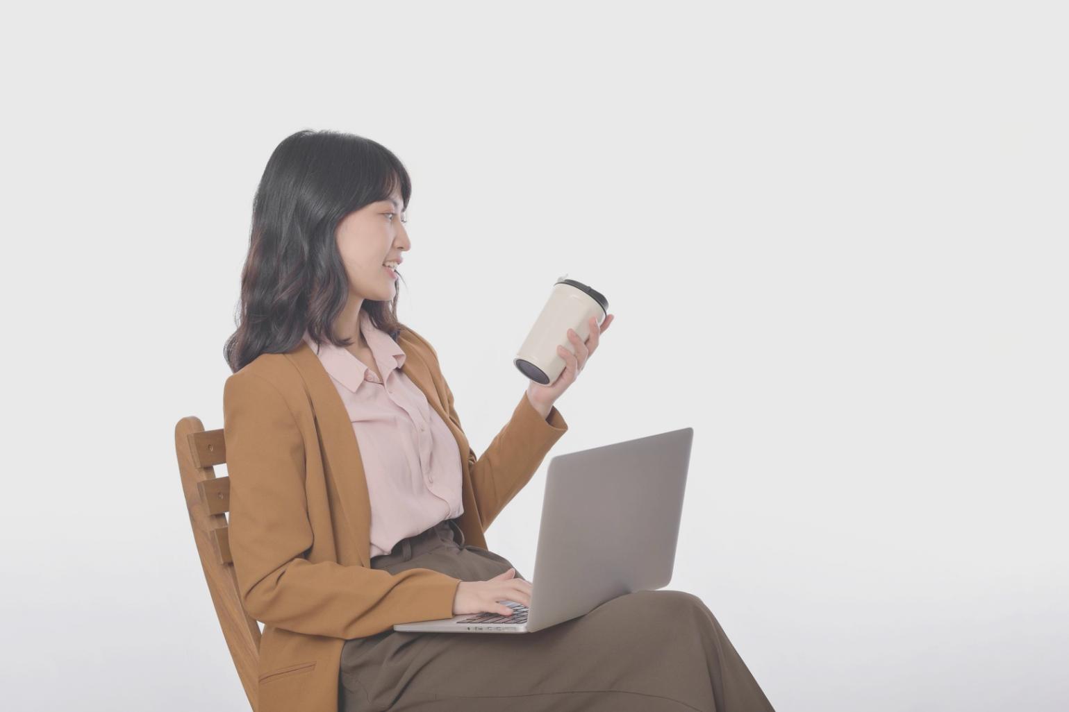 Session de formation pratique avec analyse de documents financiers réels